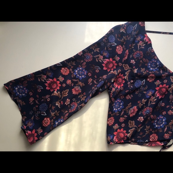 Cute floral crop top! - Picture 2 of 5